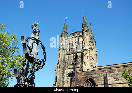 St Editha Kirche und Colin Grazier Denkmal in Church Street, Tamworth, Staffordshire, England, Vereinigtes Königreich, West-Europa. Stockfoto