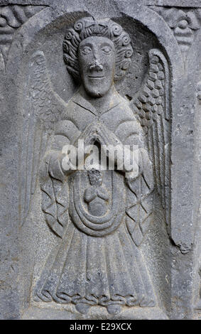 Irland, Grafschaft Kilkenny, Jerpoint Abbey, Grab-Skulptur, die die Weeper Michael des Erzengels, wobei eine Seele in den Himmel Stockfoto