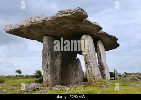 Irland, County Clare, The Burren, Poulnabrone Dolmen (4200 v. Chr. bis 2900 v. Chr.) Stockfoto