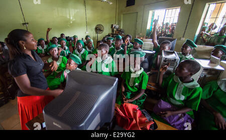 Ijebu Ode, Nigeria. 11. Juni 2014. Schüler besuchen eine Unterrichtseinheit an das muslimische Mädchen High School in Ijebu-Ode, Nigeria, 11. Juni 2014. Die staatlichen Secondary School ist eine Schule für Mädchen nur mit überwiegend muslimischen Schülern besucht, zwischen 11 und 18 Jahren. Foto: Hannibal Hanschke/Dpa/Alamy Live-Nachrichten Stockfoto