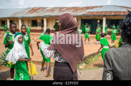 Ijebu Ode, Nigeria. 11. Juni 2014. Schüler und Lehrer des Gymnasiums das muslimische Mädchen kommen an ihre Schule in Ijebu-Ode, Nigeria, 11. Juni 2014. Die staatlichen Secondary School ist eine Schule für Mädchen nur mit überwiegend muslimischen Schülern besucht, zwischen 11 und 18 Jahren. Foto: Hannibal Hanschke/Dpa/Alamy Live-Nachrichten Stockfoto