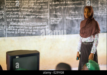 Ijebu Ode, Nigeria. 11. Juni 2014. Ein Lehrer steht auf einer Tafel im Rahmen einer Schulung bei der muslimischen Mädchen High School in Ijebu-Ode, Nigeria, 11. Juni 2014. Die staatlichen Secondary School ist eine Schule für Mädchen nur mit überwiegend muslimischen Schülern besucht, zwischen 11 und 18 Jahren. Foto: Hannibal Hanschke/Dpa/Alamy Live-Nachrichten Stockfoto