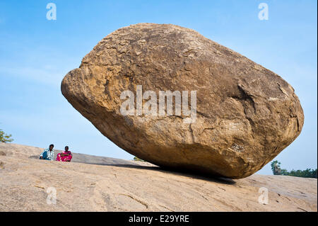 Indien, Tamil Nadu Zustand, Mahabalipuram (oder Mamallapuram), Krishnas Butterball ist einem riesigen natürlichen Felsen thront auf einem Hügel Stockfoto
