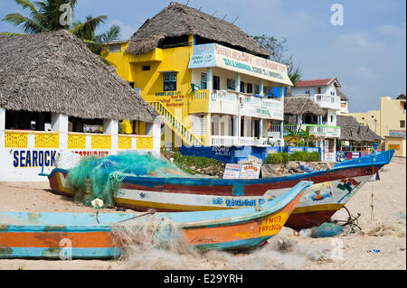 Indien, Tamil Nadu Zustand, Mahabalipuram (oder Mamallapuram), der Strand, gesäumt von Hotels und Restaurants Stockfoto