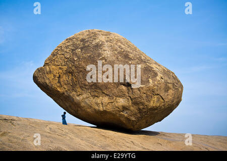 Indien, Tamil Nadu Zustand, Mahabalipuram (oder Mamallapuram), Krishnas Butterball ist einem riesigen natürlichen Felsen thront auf einem Hügel Stockfoto