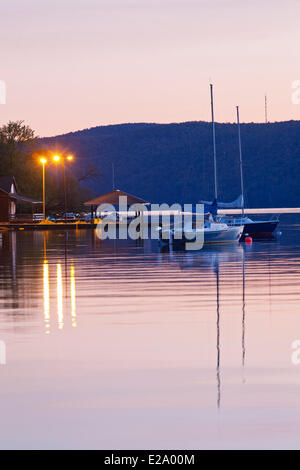 Kanada, Provinz Quebec, Eastern Townships oder Estrie, North Hatley, Sonnenuntergang am See Massawippi, Segelboote Stockfoto