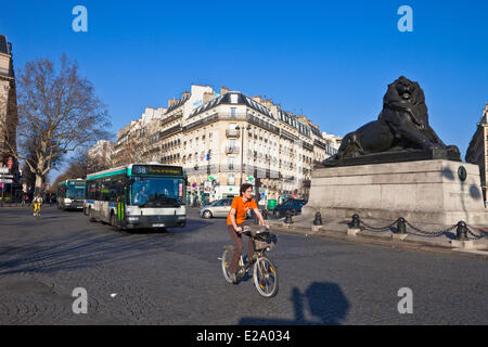 Der Place Denfert-Rochereau, geschmückt mit einer Replik der Löwe von Belfort, Frankreich, Paris Stockfoto