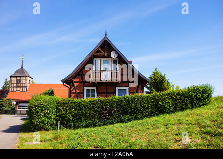 Häuser auf dem Deich, Wahrenberg, Sachsen-Anhalt, Deutschland Stockfoto