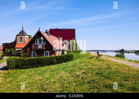 Häuser auf dem Deich, Wahrenberg, Sachsen-Anhalt, Deutschland Stockfoto