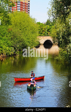 Kanus auf den River Tame mit einer steinernen Brücke nach hinten, Tamworth, Staffordshire, England, Vereinigtes Königreich, West-Europa. Stockfoto