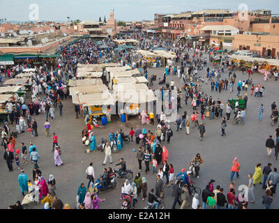 Oberen Atlas, Marrakesch, Marokko, Kaiserstadt, die Medina aufgeführten Weltkulturerbe der UNESCO, Jemaa El Fna entfernt, die Stände der Stockfoto