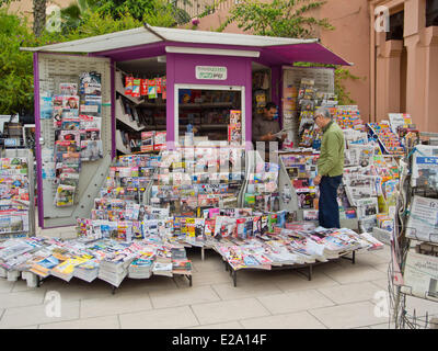 Marokko, obere Atlas Marrakech, Gueliz Bezirk, einen Zeitungskiosk Stockfoto