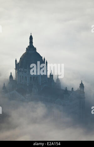 Frankreich, Calvados, Lisieux, Basilika von St. Therese de Lisieux, eine der größten Kirchen erbaut im 20. Jahrhundert (Antenne Stockfoto