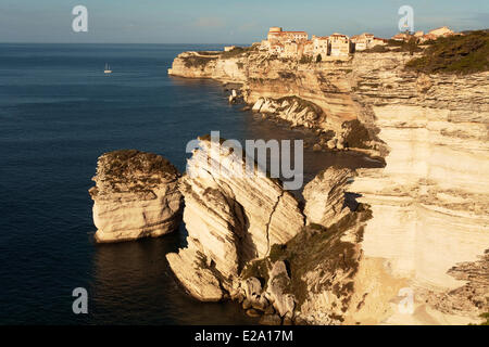 Frankreich, Corse du Sud, Häuser der Altstadt von Bonifacio thront auf dem kalkhaltigen Hügel und der berühmte Grain de Sable (Diu Grossu) Stockfoto