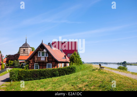 Häuser auf dem Deich, Wahrenberg, Sachsen-Anhalt, Deutschland Stockfoto