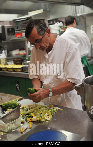 Frankreich, Aveyron, Aubrac-Hochebene, Restaurant Arm, drei Michelin-Sternen von Michel und Sébastien Bras, Michel Bras gehalten Stockfoto