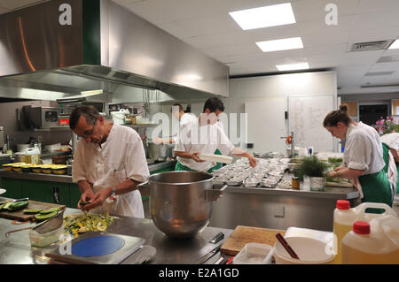 Frankreich, Aveyron, Aubrac-Hochebene, Restaurant Arm, drei Michelin-Sternen von Michel und Sébastien Bras, Michel Bras gehalten Stockfoto