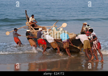 Indien, Bundesstaat Kerala, Kovalam, Strand ein Fischerboot am Morgen ab Stockfoto