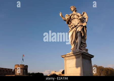 Italien, Latium, Rom, Altstadt Weltkulturerbe der UNESCO, Ponte Sant'Angelo, Statue des Engels mit dem Nagel durch Stockfoto