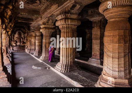 Indien, Karnataka Zustand, Badami, indische Frau in Sari in Vishnou Höhle Stockfoto