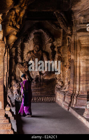 Indien, Karnataka Zustand, Badami, indische Frau in Sari in Vishnou Höhle Stockfoto