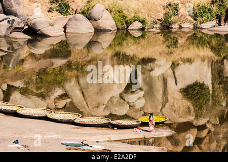 Indien, Bundesstaat Karnataka, Hampi, eine Runde Boot (Coracle) am Fluss Tungabhadra Stockfoto