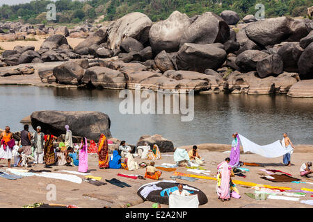 Indien, in der Nähe von Karnataka Zustand, Hampi, Pilger Tungabhadra Fluss Stockfoto