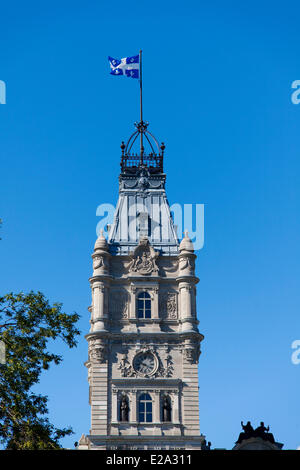 Kanada, Québec, Québec (Stadt), das Parlament, der Turm und die Flagge von Quebec Stockfoto