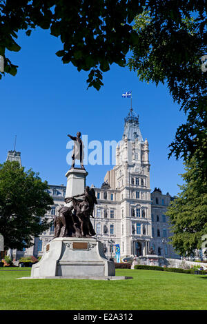 Kanada, Québec, Québec (Stadt), das Parlament, der Turm und die Flagge von Quebec Stockfoto