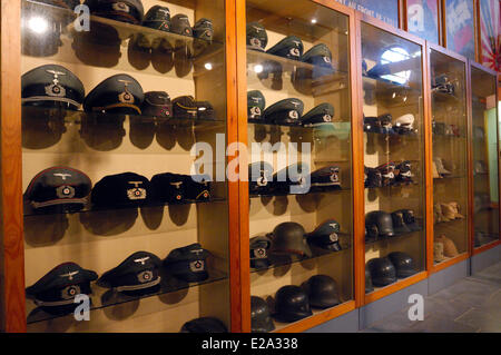 Museum Dezember 1944 - Schlacht der Ardennen, Helme und Kappen von deutschen Soldaten und Offizieren, La Gleize, Wallonien, Belgien Stockfoto