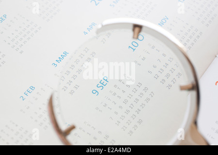 Hand mit Lupe, Check-Kalender September Stockfoto