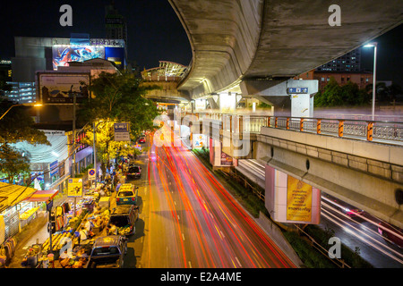 Sehen Sie Stadtstraßen und Verkehr aller Victory Monument, Bangkok, Thailand Stockfoto