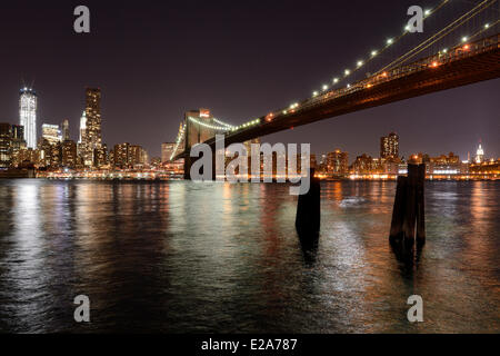 Vereinigte Staaten, New York, Manhattan, Brooklyn Bridge über den East River und dem One World Trade Center (1WTC) beleuchtet Stockfoto