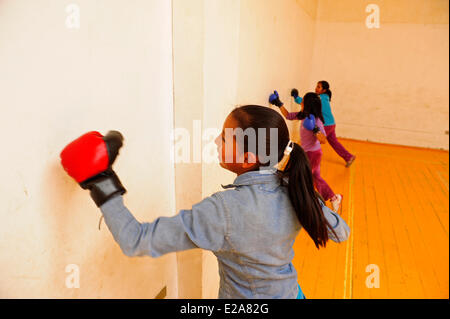 Peru, Cuzco, Cusco Provinz Mädchen gegen eine Wand während einer Selbstverteidigung-Sitzung in der Turnhalle einer der 5 pädagogische Stockfoto