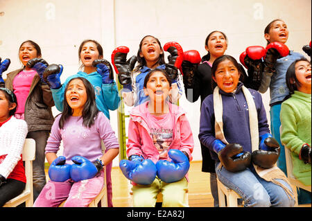 Peru, Cuzco, Cusco Provinz Mädchen schreien während einer Selbstverteidigung-Sitzung in der Turnhalle einer der 5 Bildungszentren Stockfoto