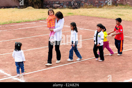 Peru, Cuzco Provinz, Cuzco, Jolanda Van Den Berg mit einer Gruppe von Kindern in eines der 5 pädagogische Zentren, verwaltet von der Stockfoto