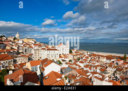 Portugal, Lissabon, Blick über die Dächer des Stadtteils Alfama und der Fluss der Tage von der Terrasse des Largo Das Portas do Sol Stockfoto