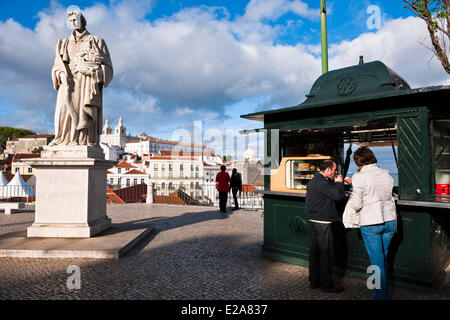 Portugal, Lissabon, Stadtteil Alfama, Sao Vicente-Statue auf der Terrasse des Largo Das Portas do Sol Stockfoto