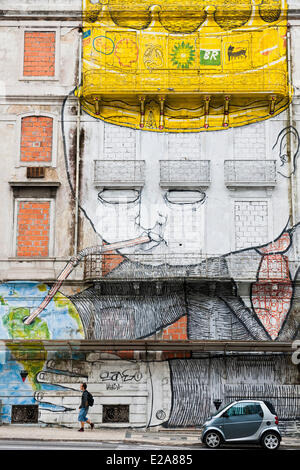 Portugal, Lissabon, des italienischen Künstlers BLU trat mit Bresilian Os Gemeos, ein riesiges Fresko zu realisieren Stockfoto