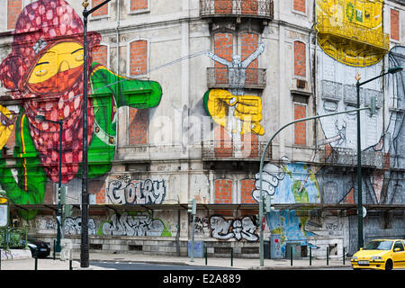 Portugal, Lissabon, des italienischen Künstlers BLU trat mit Bresilian Os Gemeos, ein riesiges Fresko zu realisieren Stockfoto