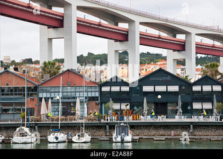 Portugal, Lissabon, Ortsteil Docas, den alten Hafen von Santo Amaro unter der Brücke 25 de Abril ist die Mode Stockfoto