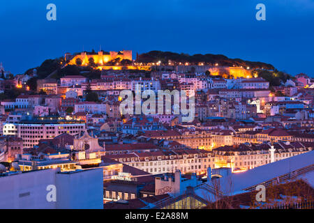 Portugal, Lissabon, Panorama aus der Sicht Sao Pedro de Alcantara, die Burg São Jorge mit Blick auf die Stadt Stockfoto