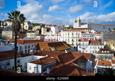 Portugal, Lissabon, Blick über die Dächer des Stadtteils Alfama von der Terrasse des Largo Das Portas do Sol Stockfoto