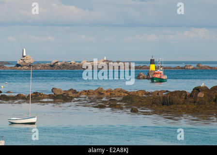 Frankreich, Finistere, Iroise-See, Ploudalmezeau, Portsall, den Hafen und die felsige Küste Stockfoto