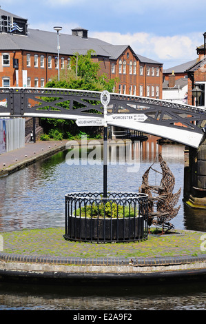 Wegweiser auf einer Insel in der Mitte des Kanals, alte drehen Kreuzung, Birmingham, West Midlands, England, Vereinigtes Königreich, West-Europa. Stockfoto