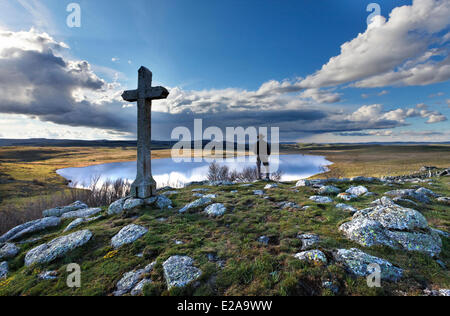 Frankreich, Lozere, Hochebene von Aubrac, Wanderer am See St. Andeol auf der Route von Compostela Stockfoto