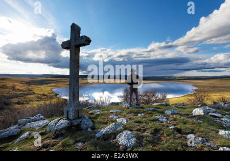 Frankreich, Lozere, Hochebene von Aubrac, Wanderer am See St. Andeol auf der Route von Compostela Stockfoto