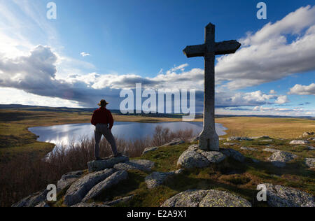 Frankreich, Lozere, Hochebene von Aubrac, Wanderer am See St. Andeol auf der Route von Compostela Stockfoto