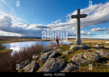 Frankreich, Lozere, Hochebene von Aubrac, Wanderer am See St. Andeol auf der Route von Compostela Stockfoto