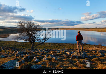 Frankreich, Lozere, Hochebene von Aubrac, Wanderer am See St. Andeol auf der Route von Compostela Stockfoto